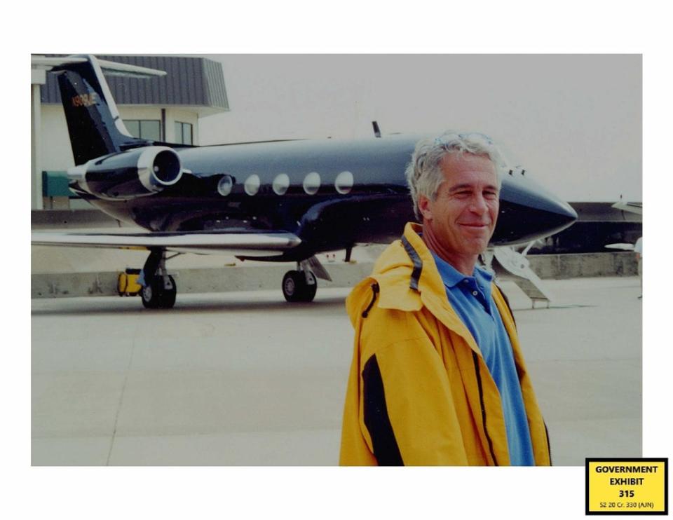 Epstein frente a su segundo avión privado, un Gulfstream (PA)