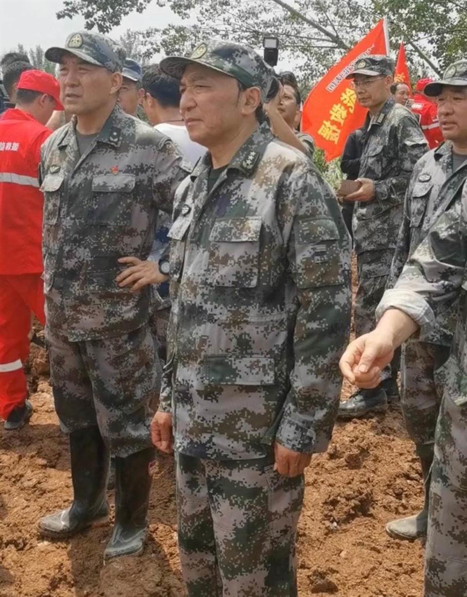 水災受創的鄭州有大量共軍前往救援，網民們從救災現場影片中發現形貌神似曾參與中共建國70週年大閱兵的中國上將朱生嶺，後經共軍方面證實確為朱生嶺本人。（圖／微博)