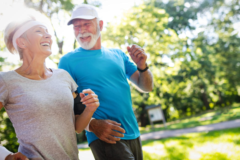 La OMS recomienda que adultos hasta los 64 años entrenen moderadamente durante al menos 150 a 300 minutos a la semana. (Getty Creative)