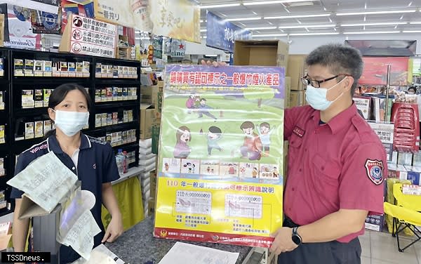 南市消防局一大隊加強超商、香舖爆竹煙火查察，避免店家超量儲存或販售無合格標示非法煙火。（記者李嘉祥攝）