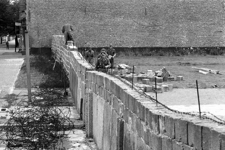 El muro se levantó de la noche a la mañana; con el correr de los días se fue reforzando y perfeccionando