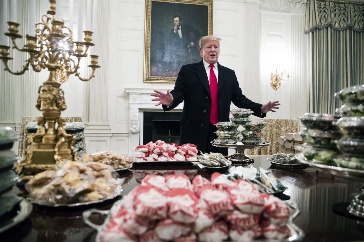 El presidente Donald Trump hace comentarios en la Casa Blanca frente a la comida rápida servida para los Clemson Tigers, los ganadores de las eliminatorias del Campeonato Nacional de Fútbol Americano Colegial en 2018, en Washington, el 14 de enero de 2019. (Sarah Silbiger/The New York Times)