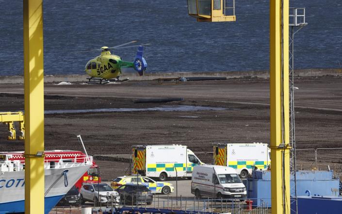 پس از واژگونی یک کشتی در منطقه امپریال داک در لیث، یک آمبولانس هوایی در صحنه حاضر می شود