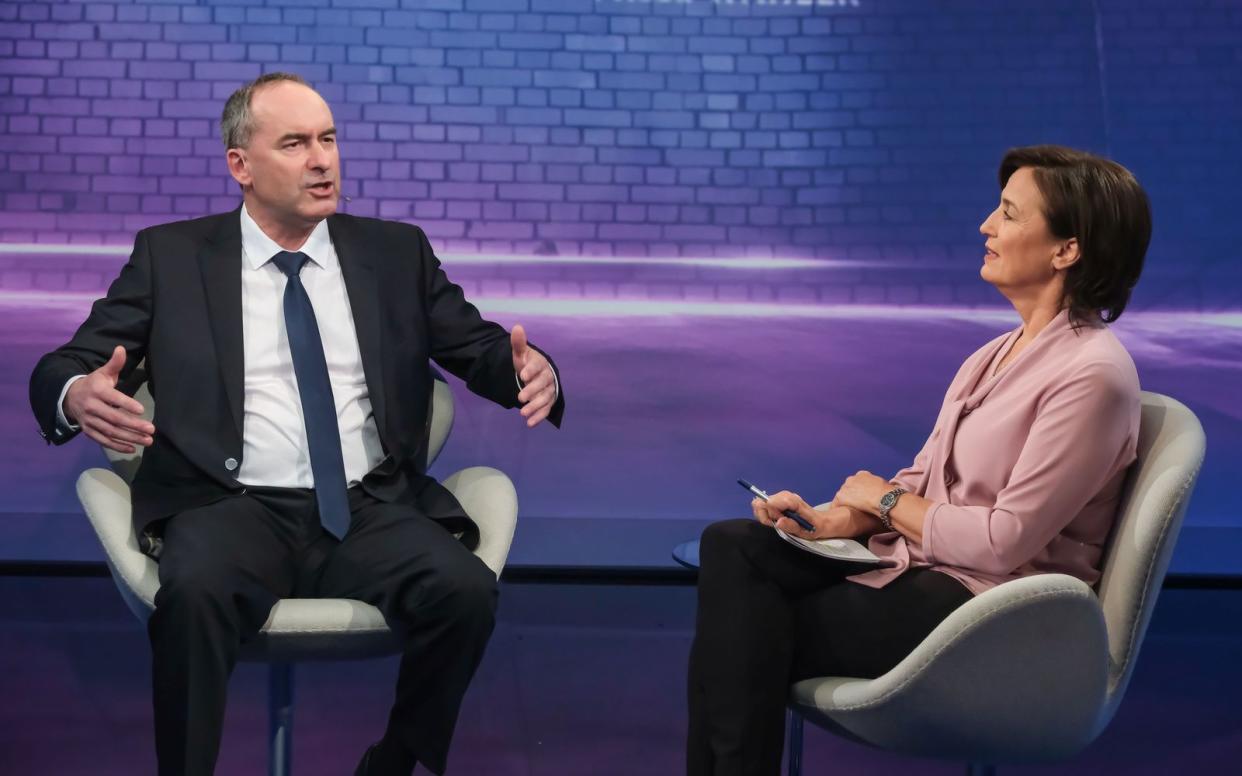 Freie-Wähler-Chef Hubert Aiwanger redete sich bei Moderatorin Sandra Maischberger über die Grünen in Rage. (Bild: WDR / Oliver Ziebe)