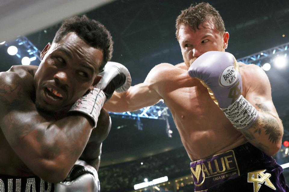 Saul ‘Canelo’ Alvarez (right) en route to victory over Jermell Charlo (EPA)