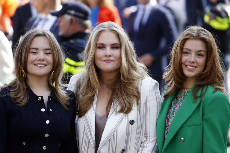 (De izquierda a derecha) Las princesas Ariane, Amalia y Alexia de los Países Bajos asisten a una reunión por el Día del Rey en Maastricht, el 27 de abril de 2022.