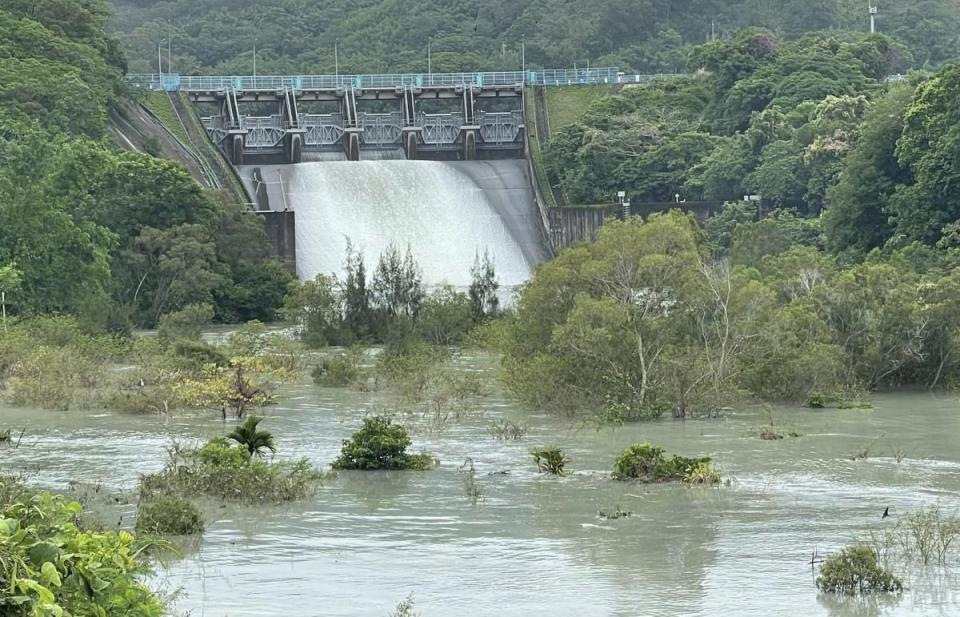 明德水庫滿水位，甚至洩洪調節水庫蓄水。（圖：民眾提供）