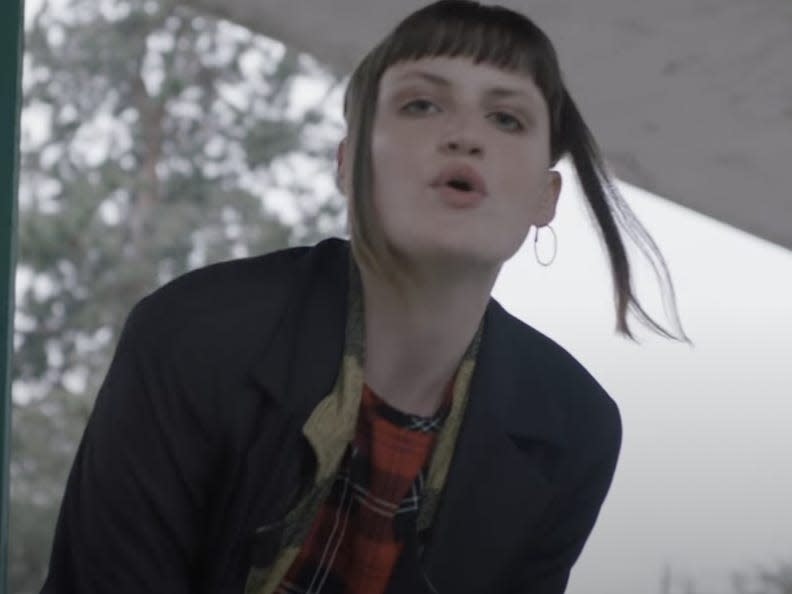 A still from Muna's "Winterbreak" music video.
