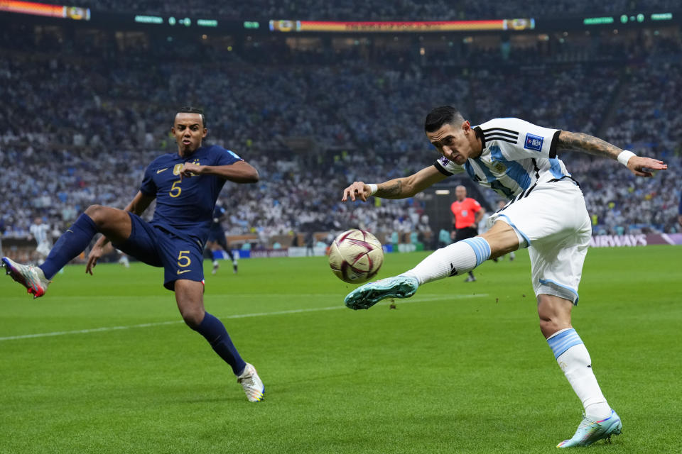 Ángel Di María, de la selección argentina, intenta un disparo en la final de la Copa del Mundo ante Francia, el domingo 18 de diciembre de 2022, en Lusail, Qatar (AP Foto/Natacha Pisarenko)