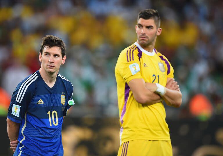 RIO DE JANEIRO, BRAZIL - JULY 13: A dejected Lionel Messi (L) and Mariano Andujar of Argentina look on after being defeated by Germany 1-0 in extra time during the 2014 FIFA World Cup Brazil Final match between Germany and Argentina at Maracana on July 13, 2014 in Rio de Janeiro, Brazil.  (Photo by Jamie McDonald/Getty Images)