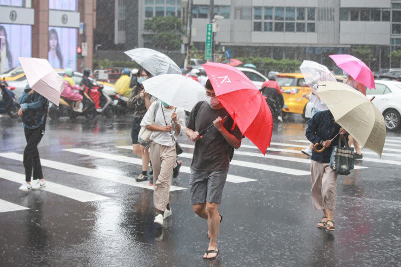 ▲台灣南方的熱帶性低氣壓已無成為颱風機率，但週六民眾仍須留意鋒面帶來的降雨。（圖／記者葉政勳攝）