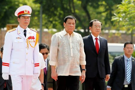 Philippines President Rodrigo Duterte (C) attends a wreath laying ceremony at Monument of National Heroes and Martyrs in Hanoi, Vietnam, September 29, 2016. REUTERS/Minh Hoang/Pool