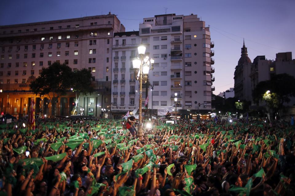 Miles de activistas, incluidos grupos feministas de Estados Unidos y Chile, se manifiestan a favor de la despenalización del aborto afuera del Congreso en Buenos Aires, Argentina, el miércoles 19 de febrero de 2020. Agitando sus icónicos pañuelos verdes, los manifestantes exigieron que el tema se incluya en la agenda parlamentaria de este año. (AP Foto / Natacha Pisarenko)