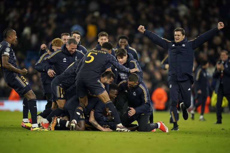 Todo Real Madrid abraza a Antonio Rüdiger, autor del penal decisivo en el Etihad Stadium; el Merengue eliminó al campeón defensor de la Champions League