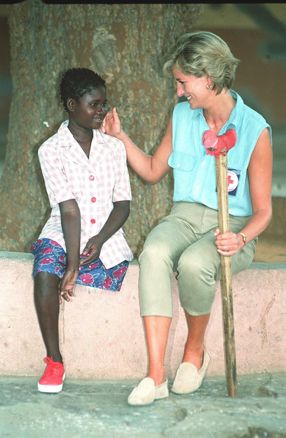 Diana with Sandra Tigica, 13, at the orthopaedic workshop in Neves Mendinha, near Launda, Angola, as she campaigned against landmines in January 1997 (John Stillwell/PA) (PA Archive)