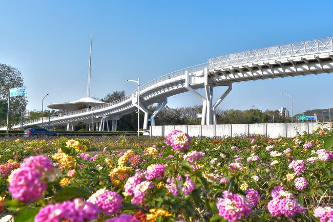 位於高市左營區的翠華自行車景觀橋，市府工務局道路養護工程處進行橋梁油漆維護改善作業，翠華自行車橋新妝逢春帶來嶄新氣象。（圖／高市府提供）