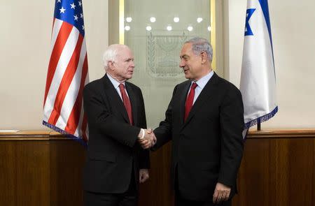 Israel's Prime Minister Benjamin Netanyahu (R) shakes hands with U.S. Senator John McCain (R-AZ) during their meeting in Jerusalem January 19, 2015. REUTERS/Abir Sultan/Pool
