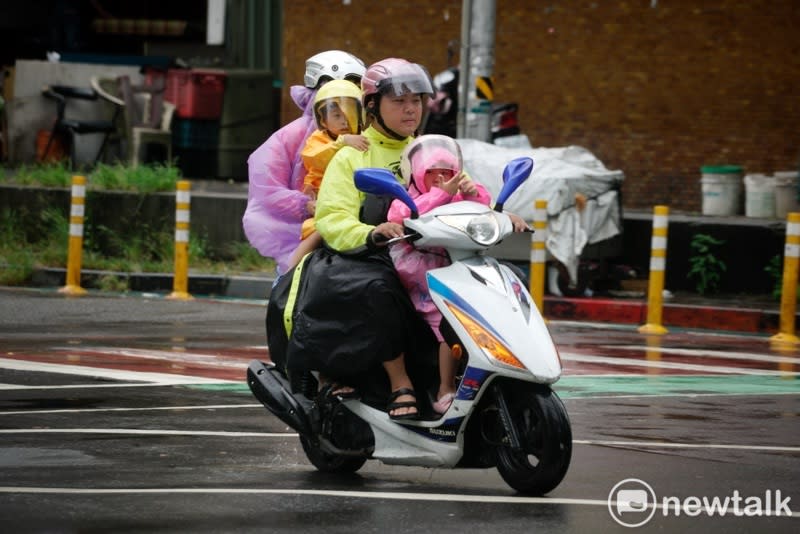 米克拉颱風帶來降雨，預計等晚上完全進入中國且強度減弱後，雨勢才會趨緩。   圖：張良一/攝