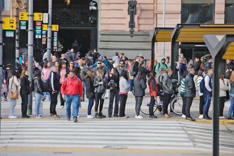 Muchos pasajeros afectados por el paro de colectivos no pueden afrontar el pago de viajes privados y sufren demoras y largas colas 