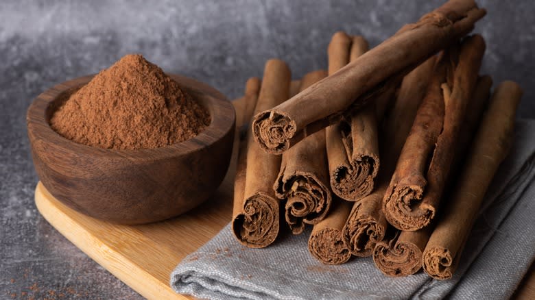 Fresh and ground cinnamon