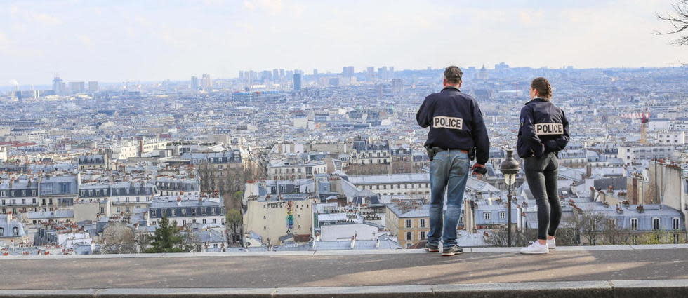 Deux policiers à Paris, le 18 mars 2020.  
