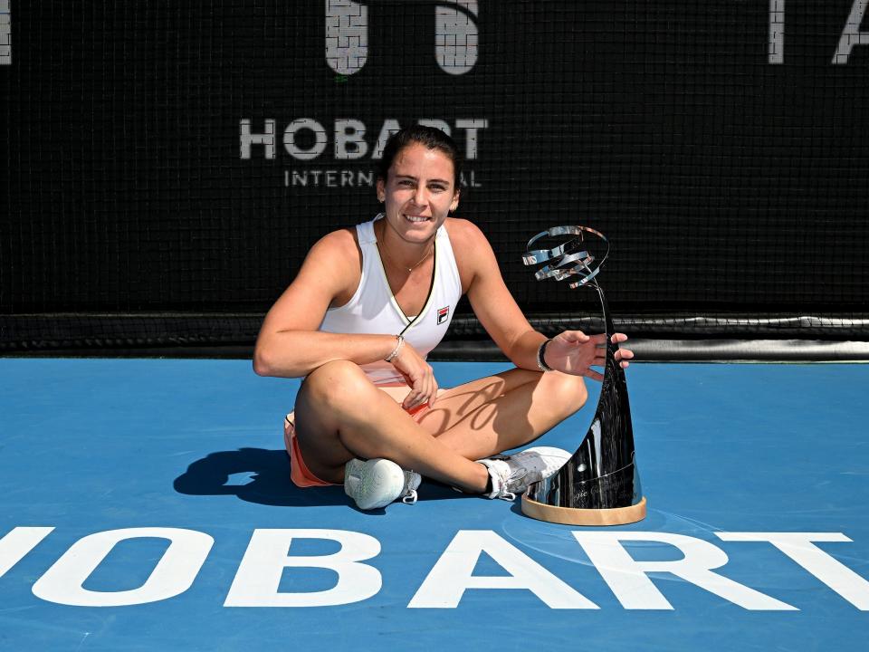 Emma Navarro posed for a photo after winning the 2024 Hobart International.