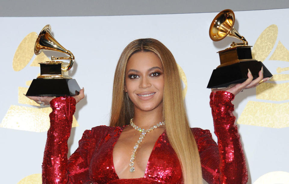 beyonce holding up two grammys