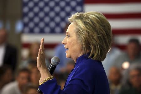 U.S. Democratic presidential candidate Hillary Clinton holds a campaign town hall meeting in Claremont, New Hampshire August 11, 2015. REUTERS/Brian Snyder