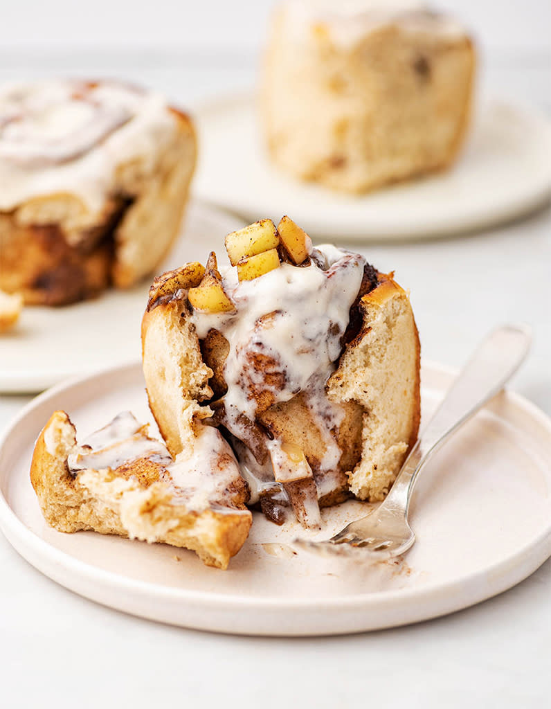 <p>Avec leurs morceaux de pomme, et leur glaçage au cream cheese, ces cinnamon rolls ont tout pour plaire !</p><p>Découvrir la recette <a href="https://www.baked-theblog.com/vegan-apple-cinnamon-buns-with-cream-cheese-icing/" rel="nofollow noopener" target="_blank" data-ylk="slk:ici;elm:context_link;itc:0;sec:content-canvas" class="link ">ici</a></p><br>