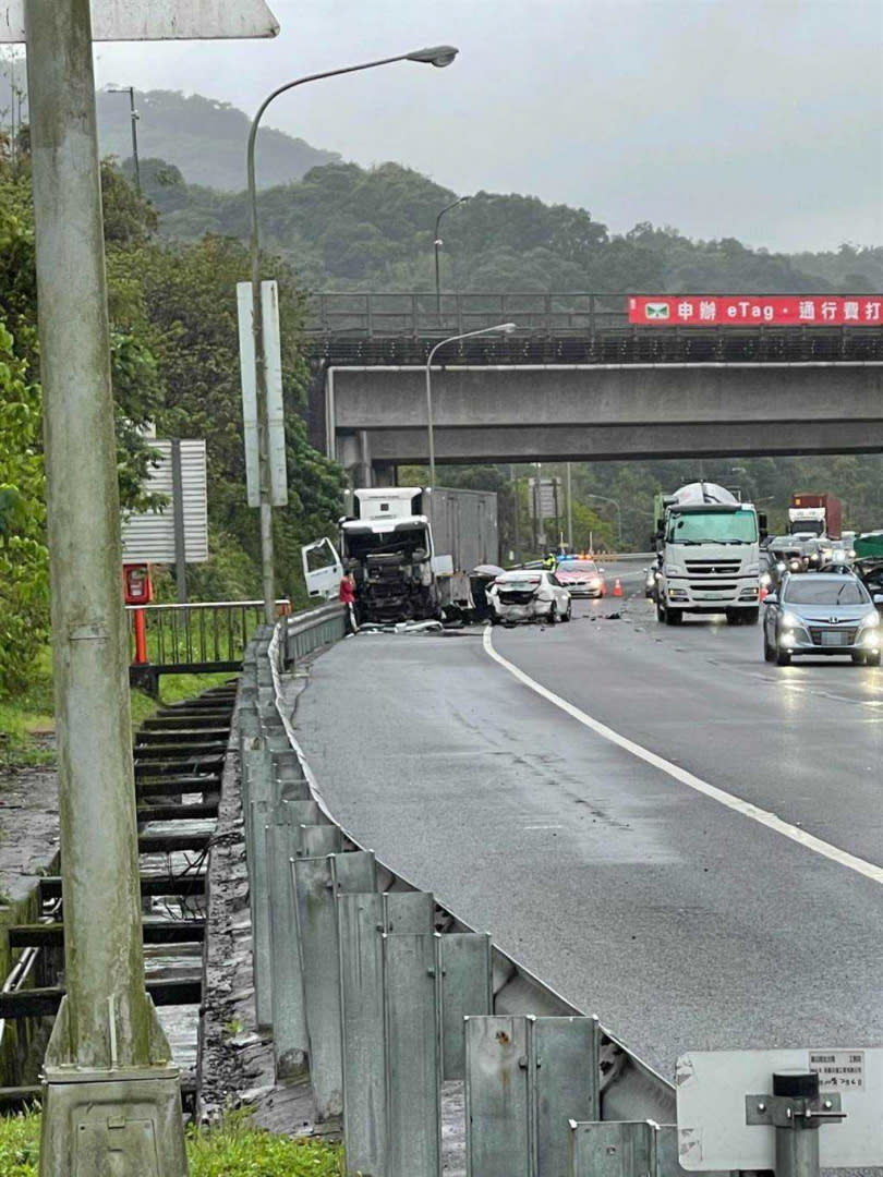 劉奕在國道遇到連環撞車禍。（圖／劉奕提供）