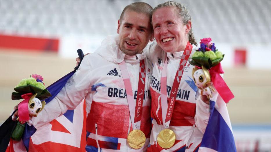 Neil and Lora Fachie celebrate their Tokyo gold medals