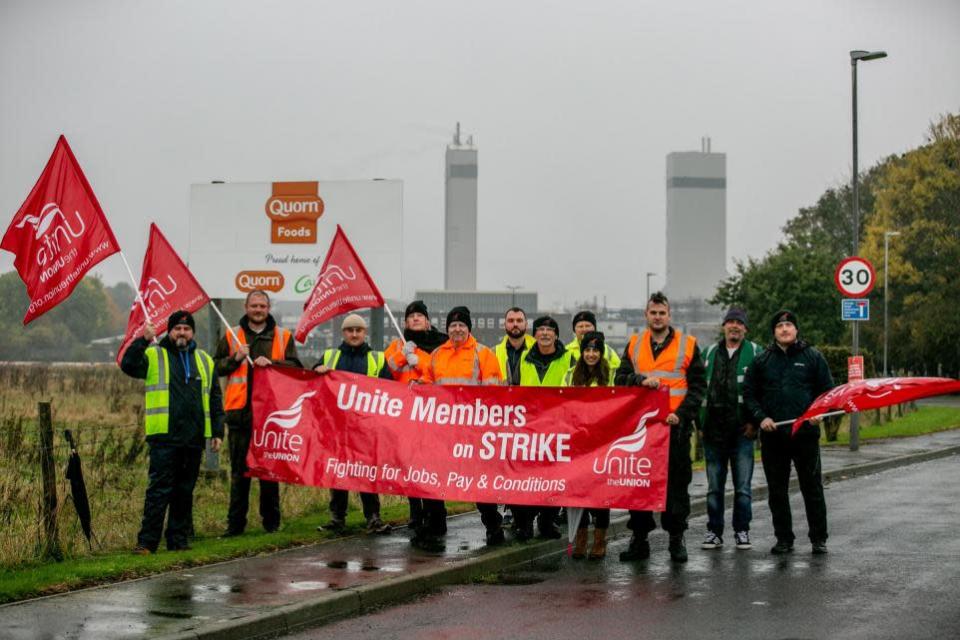 The Northern Echo: huelguistas de Quorn en el piquete frente a la fábrica de Billingham Foto: Sarah Caldecott