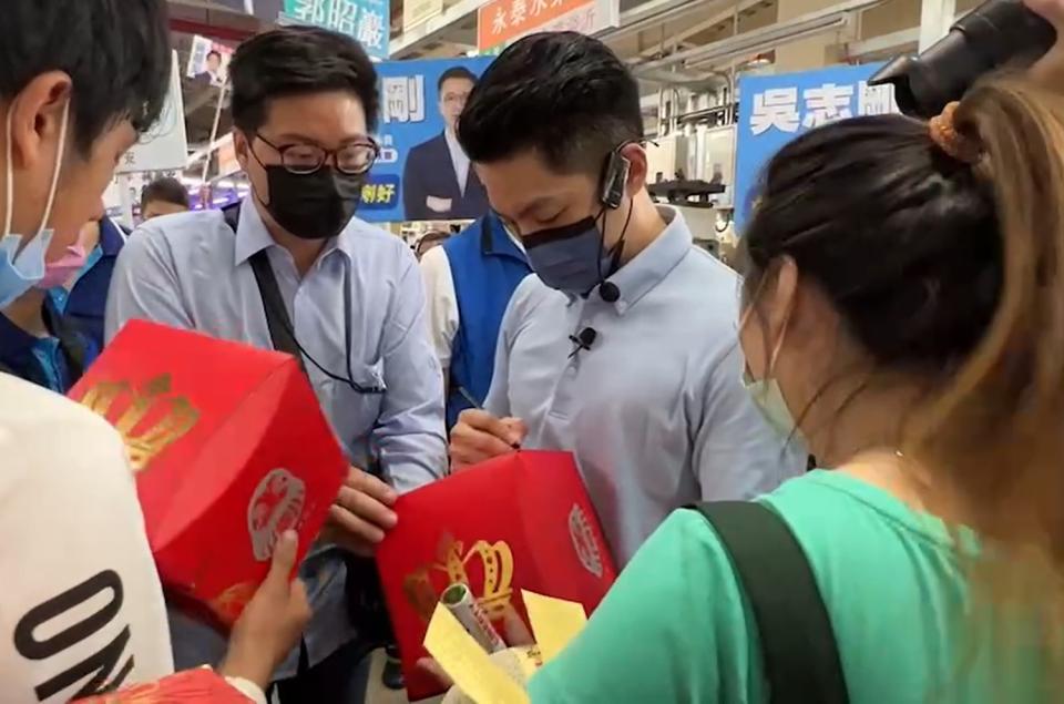 國民黨台北市長參選人蔣萬安拜會台北市第一果菜市場與魚市場。   圖：蔣萬安競選辦公室/提供