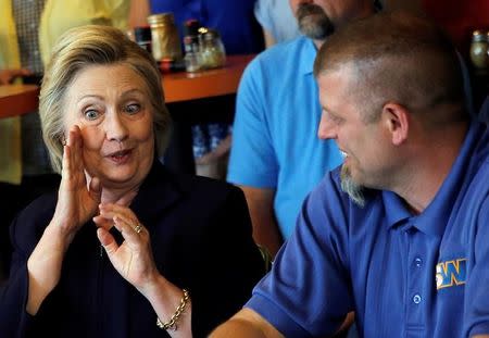 Hillary Clinton conversa com trabalhador em Ashland. 2/5/2016. REUTERS/Jim Young