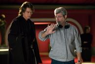 <p>George Lucas bespricht mit Hayden Christensen eine Szene aus “Star Wars: Episode III – Die Rache der Sith”. Für den kanadisch-US-amerikanischen Schauspieler war die Rolle des Anakin Skywalker Segen und Fluch zugleich. Zwar hatte er damit seinen großen Durchbruch, sie abzuschütteln gelang ihm in den folgenden Jahren jedoch nicht. Heute ist es still um ihn. Zuletzt war er in der romantischen Komödie “Ein Rezept für die Liebe” zu sehen. (Bild: ddp/Shooting Star/Sipa USA) </p>