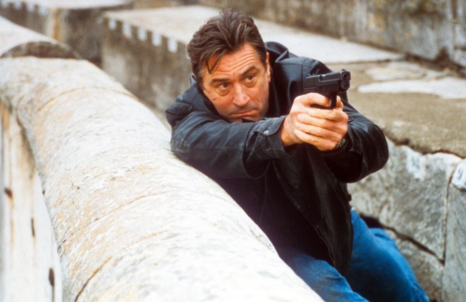 Als er 1998 während der Dreharbeiten zu "Ronin" in Paris weilte, wurde Robert De Niro von der französischen Polizei abgefangen und neun Stunden lang über einen Prostituiertenring verhört, von dem er angeblich Kenntnis gehabt haben soll. Nie wieder werde er einen Fuß nach Frankreich setzen, schwor Robert De Niro damals in "Le Monde". (Bild: United Artists/Getty Images)