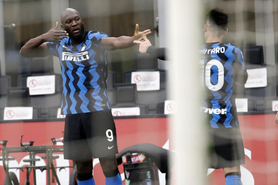 Romelu Lukaku (izquierda) celebra con su compañero Lautaro Martínez tras anotar el tercer gol del Inter en la victoria 3-0 ante el Milan, el domingo 21 de febrero de 2021. (AP Foto/Antonio Calanni)