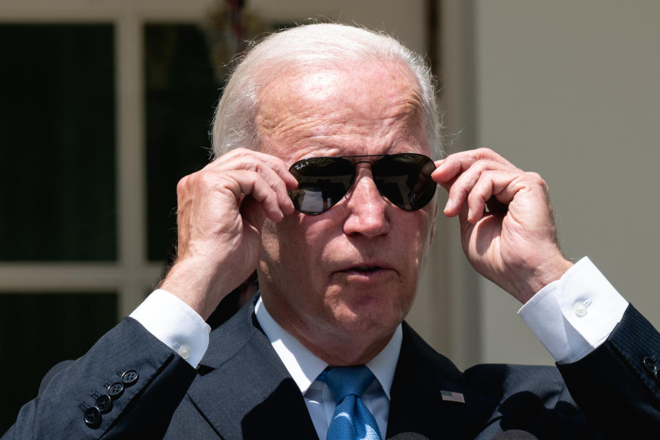 El presidente Joe Biden, al centro, charla con el representante republicano por Kentucky, Hal Rogers, a la derecha, en su visita al lugar donde las aguas crecidas arrastraron un autobús escolar hacia dentro de un edificio, en Lost Creek, Kentucky, el 8 de agostos de 2022. (Kenny Holston/The New York Times)
