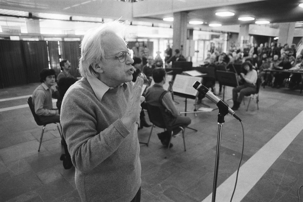 Fotografía de György Ligeti, 1984. <a href="https://commons.wikimedia.org/wiki/File:Compnist_Gyorgy_Ligeti_,_tijdens_repetitie,_Bestanddeelnr_932-8518.jpg" rel="nofollow noopener" target="_blank" data-ylk="slk:Marcel Antonisse / Anefo;elm:context_link;itc:0;sec:content-canvas" class="link ">Marcel Antonisse / Anefo</a>