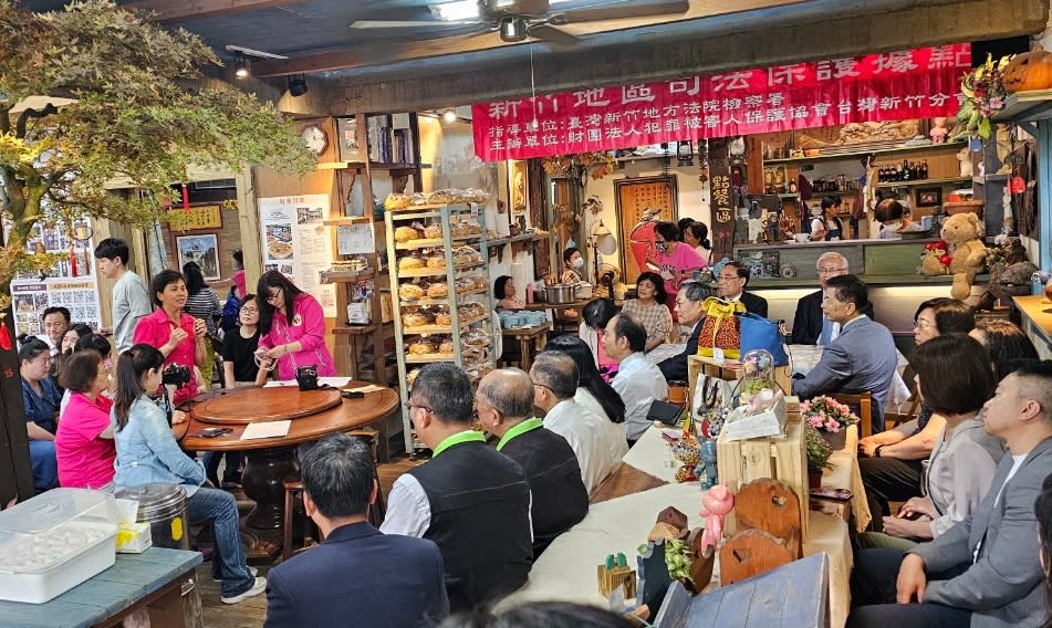 《圖說》犯保新竹分會23日在新竹縣竹東鎮軟橋里舉辦「HAKKA共下聊 食下晝茶」關懷活動。（圖／犯保新竹分會提供）