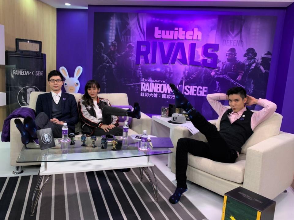 台灣首場Twitch Rivals以《虹彩六號：圍攻行動》為處女秀，不僅原汁原味重現了美國 TwitchRivals 的三人播報陣容，更為本次盛會打造專屬攝影棚。   圖：TESL/提供