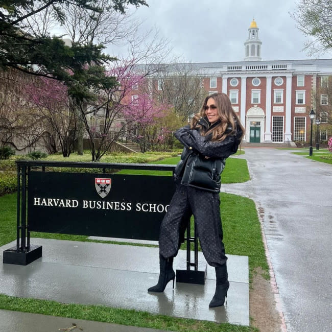 Thalía posando orgullosa en Harvard credit:Bang Showbiz