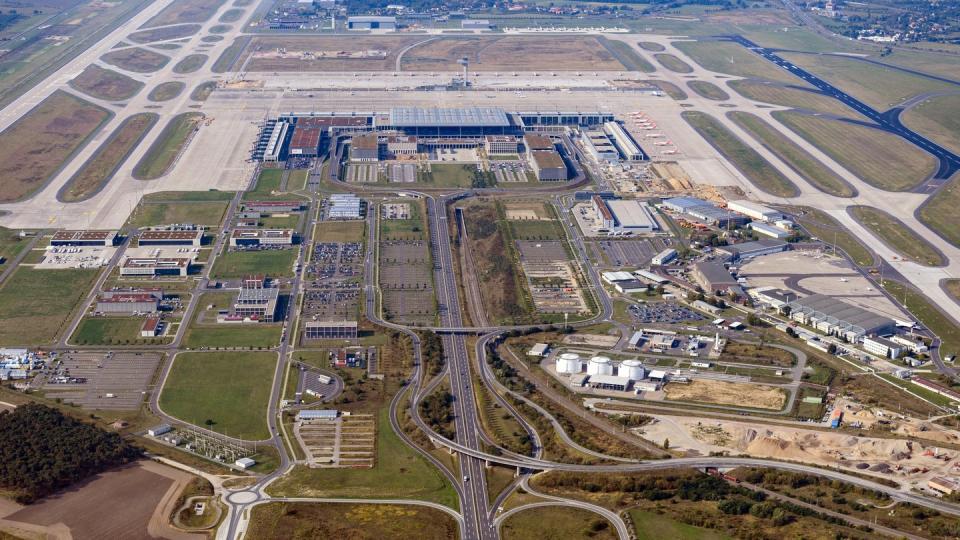 Luftaufnahme des künftigen Flughafens Berlin Brandenburg «Willy Brandt». Nach mehreren geplatzten Terminen ist geplant, dass am 31. Oktober der neue Hauptstadtflughafen BER eröffnet wird.