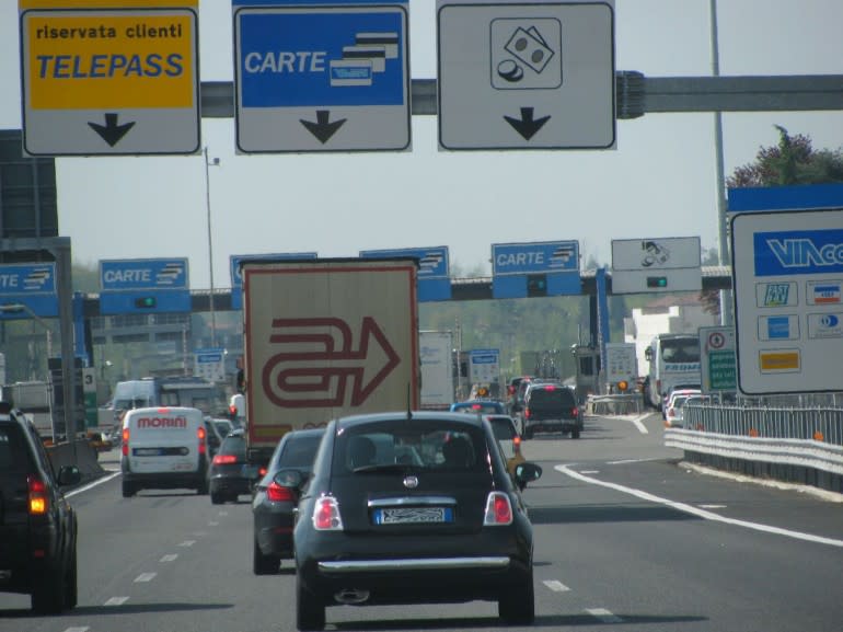 Note that the area to pay cash on an Italian motorway is far off to the right. I always choose these lanes because there is a pull out space just beyond the toll gate where I can take my time to put all my gear in order before carrying on.