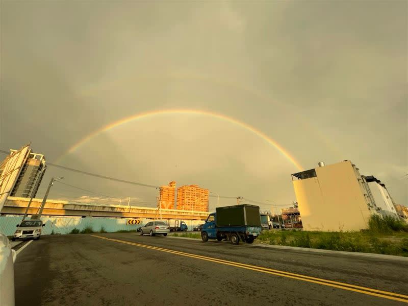 拱型雙彩虹的拍攝地點非常廣泛，從一般道路到農田都有。（圖／翻攝自彰化Ymca社會服務部臉書）
