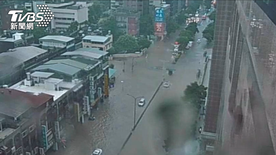 北市信義區遭暴雨襲擊。（圖／警方提供） 