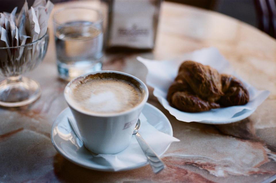 Cornetto y cappuccino