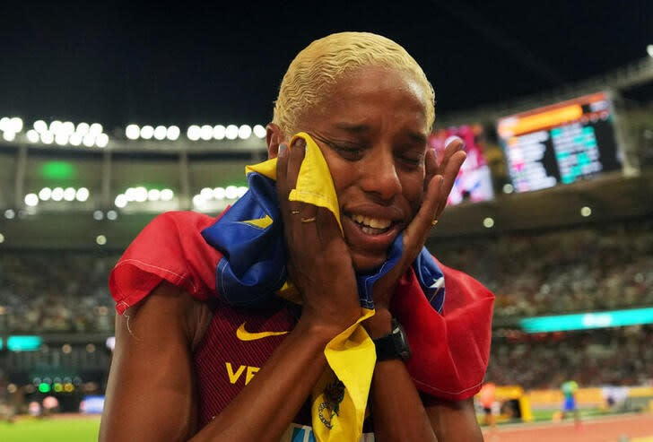 Foto del viernes de la atleta de Venezuela Yulimar Rojas celebrando tras ganar el oro en la prueba de triple salto en el Mundial de Budapest