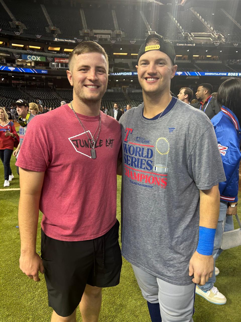 Detroit Tigers-Anwärter Jace Jung (links) und Texas Rangers-Infielder Josh Jung (rechts), nachdem die Rangers am 1. November 2023 im Chase Field in Phoenix, Arizona, die Arizona Diamondbacks besiegten und die World Series 2023 gewannen.