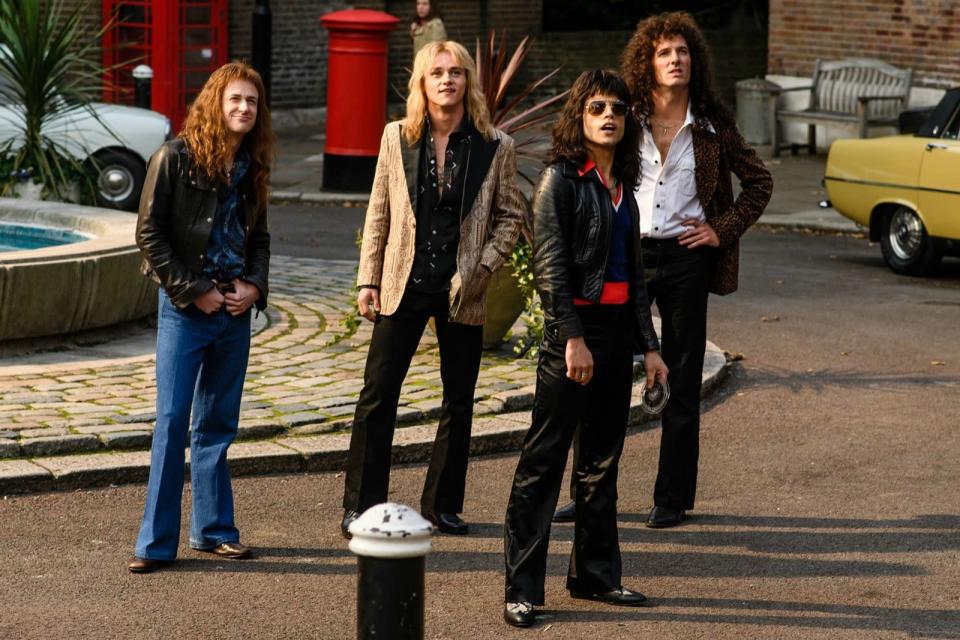 Nicht nur die langen Haare machen die Täuschung im Film perfekt: 1975 gelang Queen mit "Bohemian Rhapsody" der große Durchbruch (von links): John Deacon (Joe Mazzello), Roger Taylor (Ben Hardy), Freddie Mercury (Rami Malek) und Brian May (Gwilym Lee). (Bild: 2018 Twentieth Century Fox)